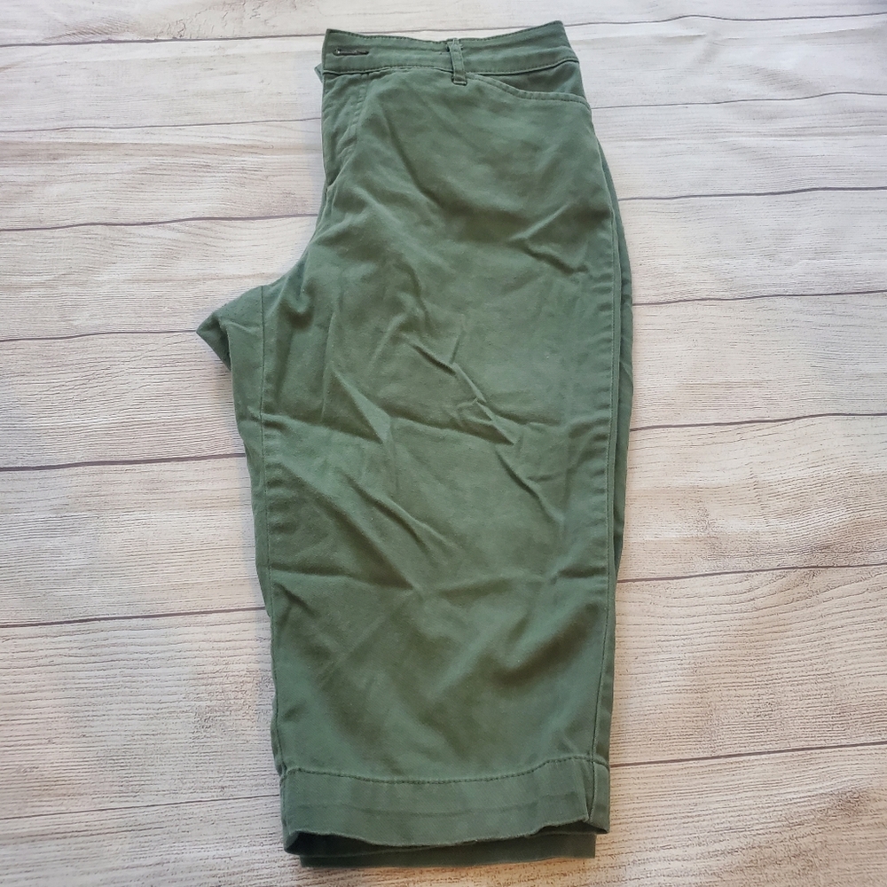 St. John's Bay green Capri pants. Size 14P